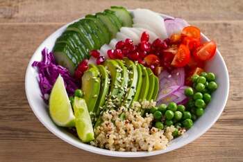 De ce dispar restaurantele vegane sau introduc carne în meniu / Valul vegan se lovește de realități dure