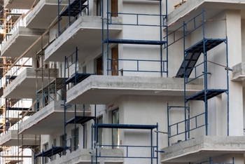 INS: Mai multe autorizații de construire pentru clădiri rezidențiale în prima jumătate a anului 2025