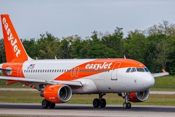 Coliziune între două avioane pe aeroportul din Manchester - Zborurile au fost suspendate