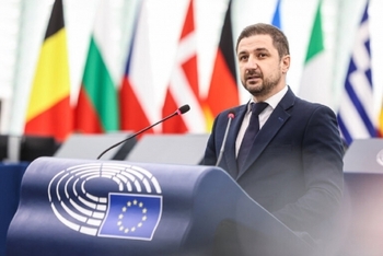 Adrian Axinia (ECR): Am reparat directiva europeană privind deşeurile