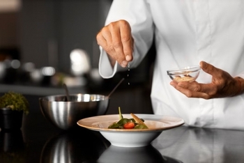 FOTO Restaurantul viitorului, cu meniuri create de AI — 'Chef Aiman' revoluționează arta culinară într-o destinație (…)