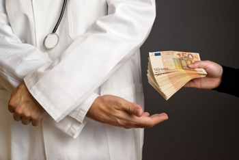 Ce spune ministrul Sănătății despre șpăgile din spitale. Rogobete transmite un mesaj pentru medicii șpăgari
