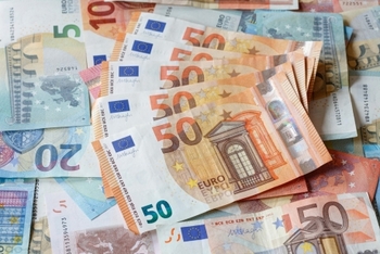 VIDEO Grupare de hoți români prinși după ce au comis mai multe jafuri: Furau coduri PIN și retrăgeau mii de euro de (…)