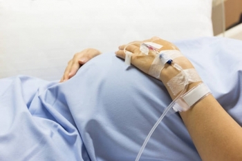 A murit după ce a născut prin cezariană - Tânăra a fost transferată în comă la un spital din Târgu Jiu