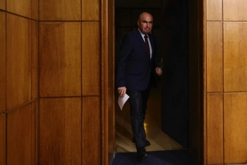 VIDEO Ilie Bolojan a trecut la munca 'de jos': Premierul și liderii liberali au făcut curat în sala unde a avut loc (…)
