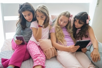 Studiu: Un sfert dintre copii nu discută cu nimeni despre pericolele întâlnite online