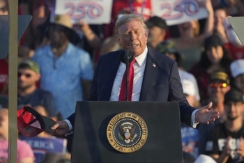 Donald Trump părăsește Casa Albă și pornește spre Scoția