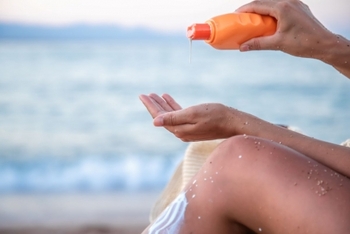 Un ingredient comun din cremele cu SPF ar putea agrava poluarea oceanelor. Ce efecte poate avea asupra mediului marin