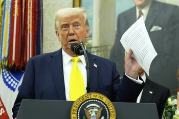 Trump sparge 'viesparul' serviciilor secrete: 37 de actuali şi foşti membri ai serviciilor de informaţii au rămas (…)
