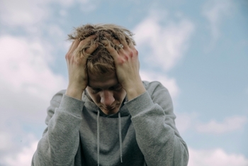 În creierul introvertitului lumea se întâmplă altfel: Experții au aflat de ce un astfel de om are nevoie de timp (…)