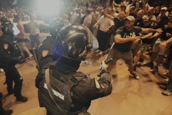 VIDEO Haos la protestele din Serbia: birourile partidului de guvernământ au fost incendiate / Scene de război civil (…)