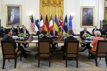 BREAKING NEWS Moment șocant la Casa Albă: Trump a întrerupt întâlnirea cu Zelenski și liderii europeni pentru a-l (…)