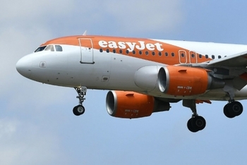Panică la bordul unui avion din cauza unui pasager cu halucinații. Ce a urmat