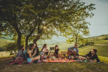 Un studiu al creierului arată când sunt oamenii mai predispuși să inițieze prietenii?