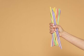 Lista cu produse din plastic interzise a fost actualizată. Ce obiecte nu se vor mai găsi în magazinele din România