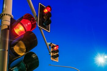 Primul oraș din România cu semafoare inteligente conectate direct la RADAR. Ce pățesc șoferii care depășesc viteza