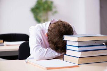 Bacalaureat 2025. Un elev a fost eliminat din examen după ce a ADORMIT chiar pe foaia de test: „M-au trezit (…)