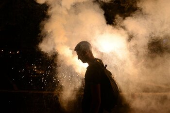 Escaladare violentă a protestelor din Serbia: poliția a folosit gaze lacrimogene la Belgrad / Valul de proteste (…)