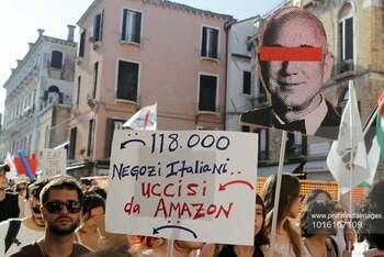 Protestatarii față de nunta lui Bezos îi cer miliardarului să „plece din laguna noastră”
