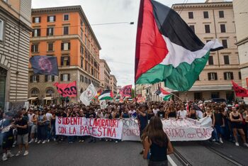 Zeci de mii de persoane au PROTESTAT în Italia împotriva acțiunilor Israelului în Gaza. Mai multe porturi au fost (…)