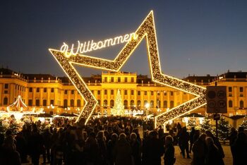 Cât costă o cană de vin fiert sau un langoş în Târgurile de Crăciun din Viena: oraşul este deja plin de turişti