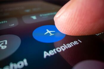 Ce se întâmplă când nu pui telefonul pe modul „avion” în timpul zborului? Explicaţia unui pilot
