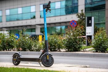Cum circuli legal cu trotineta electrică în România. De la ce vârstă și pe unde poți merge cu mijlocul de deplasare