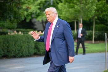 Probleme mari pentru Donald Trump! Se pune presiune pe el să desecretizeze lista lui Jeffrey Epstein