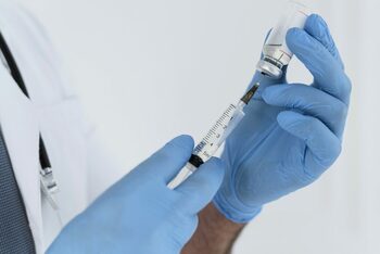 Încă o decizie controversată în SUA: Se renunță la recomandarea vaccinării la naștere a copiilor împotriva hepatitei B