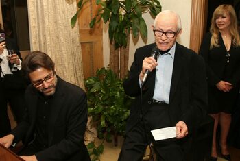 Alan Bergman, compozitorul care a marcat cariera starurilor Frank Sinatra și Sting, a murit la 99 de ani