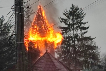 Incendiu la o biserică din Bacău. Turla a fost cuprinsă de flăcări, pompierii încearcă limitarea dezastrului