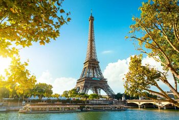 Ce au pățit doi bărbați după ce au sărit cu parașuta de pe Turnul Eiffel?