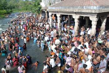 133 de persoane s-au înecat în timpul scăldatului ritual la un festival hindus din India