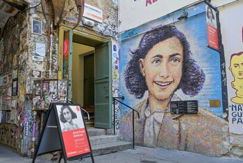 Un tur imersiv reconstituie viaţa Annei Frank la Amsterdam, cu ajutorul inteligenţei artificiale