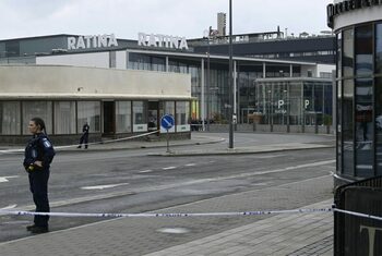 Mai multe persoane, ÎNJUNGHIATE într-un centru comercial din Finlanda