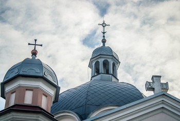 Scandal în Biserica Ortodoxă. Preot acuzat că ar fi dansat pe manele, ar fi consumat alcool și că ar avea o relație (…)