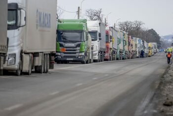 Cod roșu de caniculă: Restricții pe șosele și viteză mai mică la trenuri