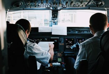Planurile pentru avioane comerciale cu un singur pilot, suspendate după un raport critic al EASA
