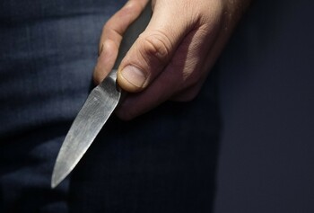 Tentativă de omor în Capitală. Un bărbat și-a înjunghiat prietenul din cauza unor bani