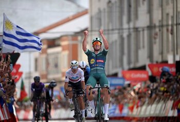 Mads Pedersen s-a impus în etapa a 15-a din Vuelta după o evadare de peste 40 de cicliști / Zi liniștită pentru (…)