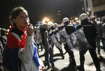 Violențe la Belgrad: Protestatarii au vandalizat sediul partidului de guvernământ din Serbia și cer anticipate (Video)