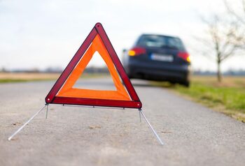 Ai voie să tractezi pe autostradă o altă mașină? Ce spune legea și ce riscuri implică