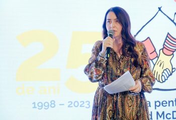FOTO / Cum se comportă Amalia Năstase cu oamenii care o abordează. ”Când îi tratezi pe toți IMPORTANȚI, oamenii se (…)