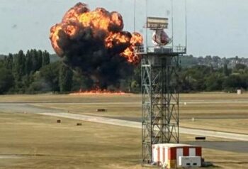 Un avion de mici dimensiuni s-a prăbușit pe un aeroport de lângă Londra (Video)