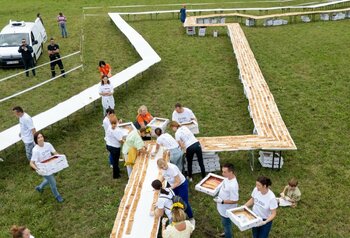 Un sat croat a bătut recordul mondial cu un şir de strudel de 3 km lungime