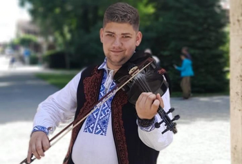 Cine era tânărul de 18 ani care a murit lovit de fulger chiar în casă? Artistul îndrăgit cânta în momentul tragediei