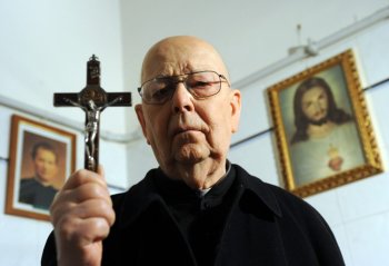 Viața incredibilă a preotului care ar fi făcut peste 60.000 de exorcizări. Gabriele Amorth, exorcistul șef al (…)