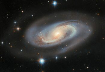 Telescopul Hubble a surprins o galaxie spirală care ascunde „un monstru” de proporții cosmice