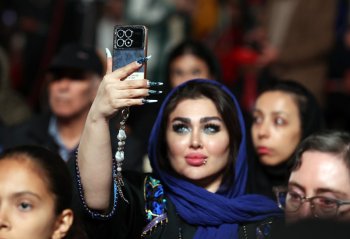 Concerte în aer liber. Dansuri provocatoare în public. Tinerii din Iran conduc o schimbare socială dramatică: „Avem (…)