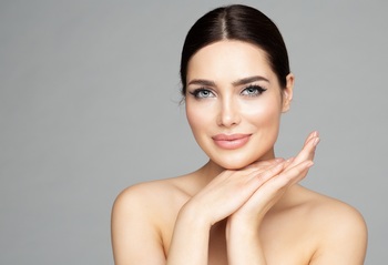 (P) Cum obții look-ul de red carpet fără să mergi la makeup artist